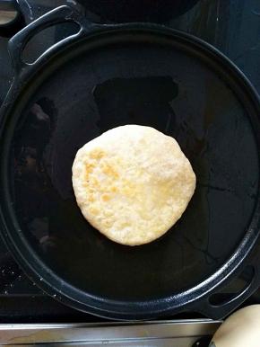 烙到馅饼中间部位鼓起就熟了