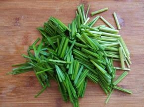 韭菜洗净，切小段