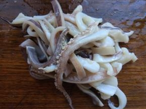 鱿鱼须洗净，撸去吸盘内的锯齿（我用的是做鱿鱼圈剩的部分，还有些鱿鱼板切的条）