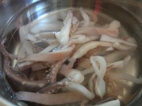 入七八十度的热水中，快速焯一下