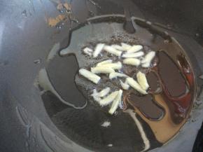 热锅热油，爆香蒜片