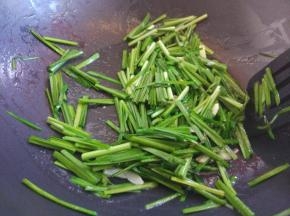 下韭菜翻炒几下