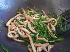 炒匀后，撒少许孜然粉