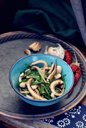 如果鱿鱼须根部比较粗，不容易熟透入味，可以从根部切一下，将鱿鱼须切成个Y字就行了