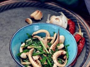 如果鱿鱼须根部比较粗，不容易熟透入味，可以从根部切一下，将鱿鱼须切成个Y字就行了