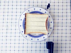 将吐司片放入三明治烤架上