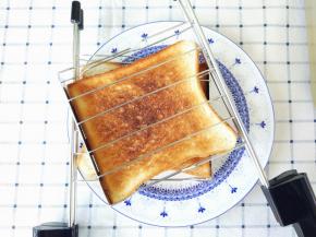 按烤“吐司片”功能，3分钟烘烤完成后，推动条会自动弹起。提出烤架，放入盘中晾凉