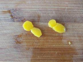 趁吐司片晾凉的同时，用小刀将黄桃罐头切出小蜜蜂的圆形头部和橄榄形身体