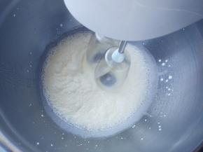 细砂糖加入冷藏的淡奶油中打发到裱花状态