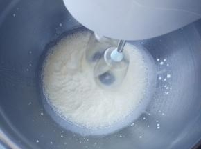 细砂糖加入冷藏的淡奶油中打发到裱花状态