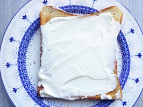 用抹刀大致涂抹在吐司片上