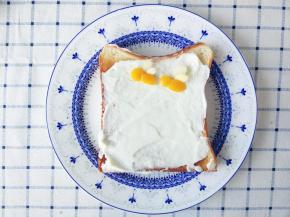 摆好小蜜蜂的头部和身体，插上杏仁片做翅膀