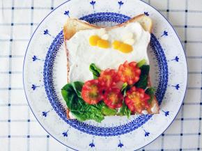 摆好圣女果做的花朵。绿色叶片可以用猕猴桃，生菜，黄瓜或其他绿色可生食的水果蔬菜