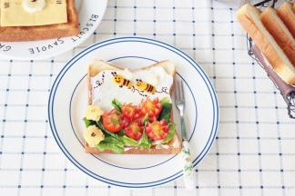 用巧克力酱画出小蜜蜂的五官和条纹，再用花型刻刀在奶酪片上刻几朵小花装饰即可