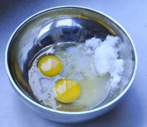 1、鸡蛋加入砂糖，