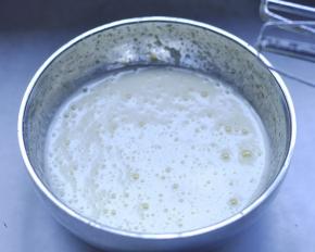 2、用打蛋器快速搅打2-3分钟，呈稠糊状