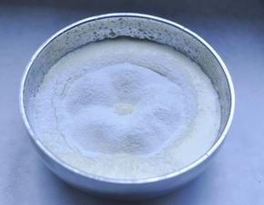 3、筛入面粉和盐；