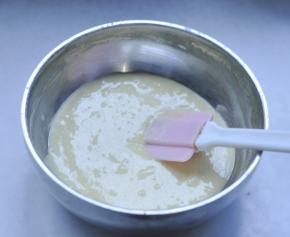 4、用刮刀搅拌均匀