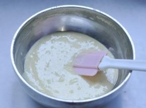 4、用刮刀搅拌均匀