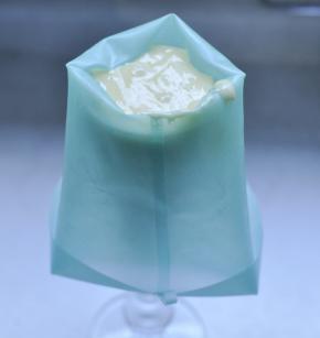 5、然后把裱花袋套在一个杯子上，装入面糊；