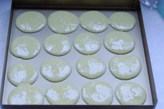 6、在烤盘上挤出圆形，注意间隔，饼干烤后会稍稍膨胀。