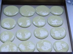 6、在烤盘上挤出圆形，注意间隔，饼干烤后会稍稍膨胀。