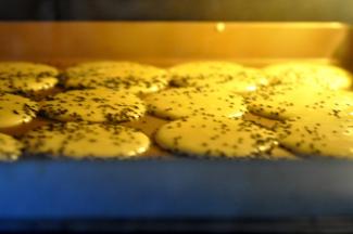 7、撒上黑芝麻；180度烤约14分钟。取出放凉后密封保存；