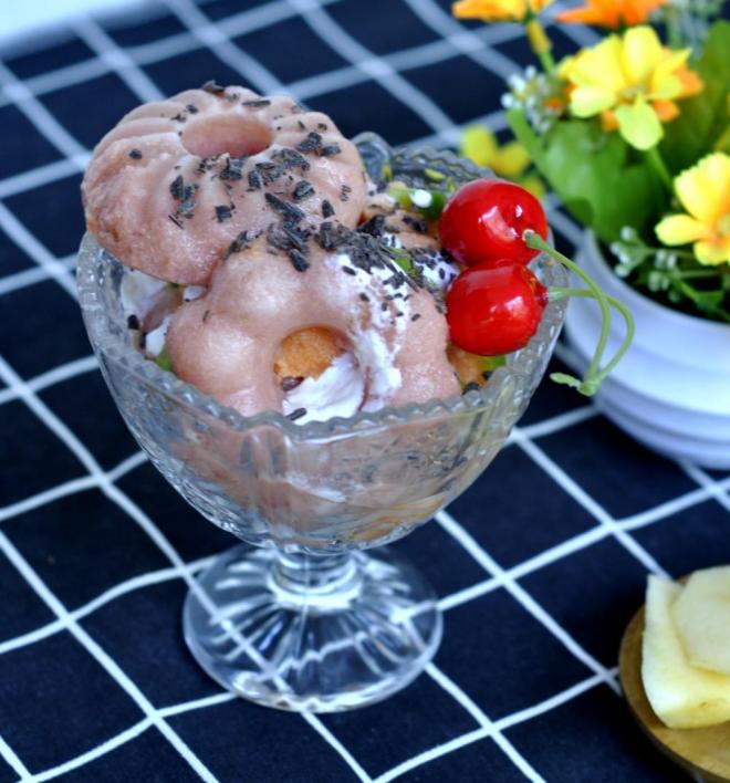 芒果、草莓双色冰激凌