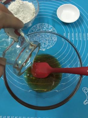 2. 再把花生油油盐加入糖浆混和到看不见花生油浮在糖浆上面，完会混合再接下一步