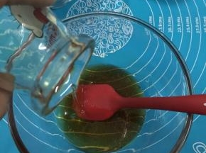 2. 再把花生油油盐加入糖浆混和到看不见花生油浮在糖浆上面，完会混合再接下一步