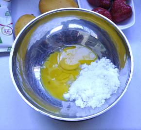 2、蛋黄里加入白糖