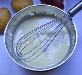 4、加入牛奶继续搅拌均匀