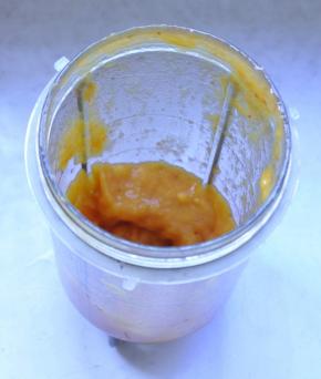 6、把芒果用料理机打成泥