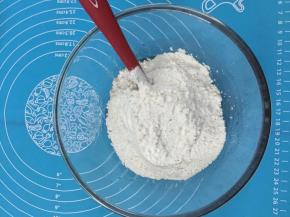 4. 把低筋粉面粉会部加进糖浆里