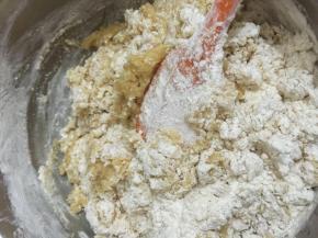 5. 用刮刀按压到看不见干粉，（或者戴上一次手套用手抓至看不见干粉也是可以的）