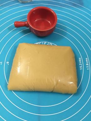 6. 混合好的饼皮用保鲜膜包好，放置室温醒发2—3小时