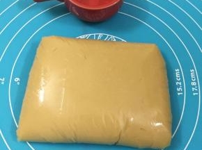 6. 混合好的饼皮用保鲜膜包好，放置室温醒发2—3小时