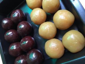 7. 我用的馅料是红豆沙和白莲蓉这时先把蛋黄和馅料包好，用保鲜膜盖住防止干裂