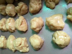 8. 醒好的饼皮称出你要的克数，我的是做63克的模，皮馅比例是3:7的比例