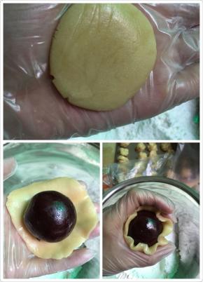 9. 拿一块饼皮放在手掌心压一压，再把馅放在饼皮上，用虎口来收紧