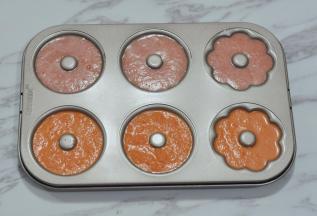 10、将搅拌好的冰激凌倒入模具中，放入冰箱