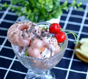 12、一款漂亮、冰爽的双色冰激凌就可以食用了