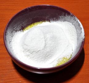 3、筛入低筋面粉，搅拌均匀。