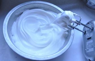 4、蛋白加2滴白醋打至鱼眼泡，分三次加入50g糖，高速打至干性发泡。