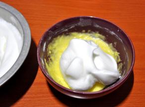 5、取1/3蛋白到蛋黄糊中翻拌均匀。