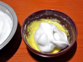 5、取1/3蛋白到蛋黄糊中翻拌均匀。