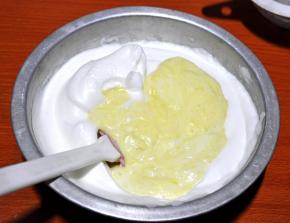 6、再把蛋黄糊放到剩下的蛋白糊中，迅速翻拌均匀。