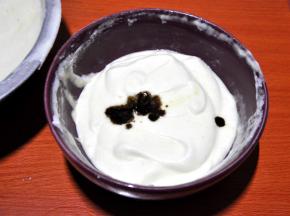 7、取1/3原味蛋糕面糊，巧克力加少量热水，调成流动液体，加入蛋糕糊中搅 拌均匀，调成可可戚风蛋糕面糊