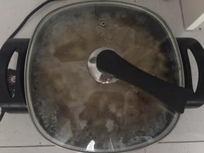 盖上锅盖大火煮开，然后转小火煮10分钟