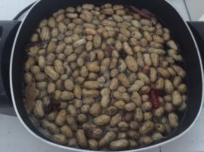 然后放入花生，加入清水盖过花生即可